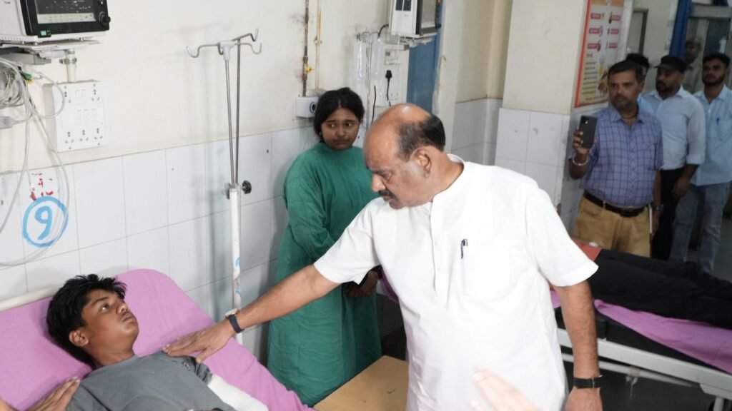 कोटा मेडिकल कॉलेज अस्पताल में बस हादसे के घायल यात्री से मिलते लोकसभा अध्यक्ष ओम बिरला