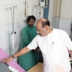 कोटा मेडिकल कॉलेज अस्पताल में बस हादसे के घायल यात्री से मिलते लोकसभा अध्यक्ष ओम बिरला