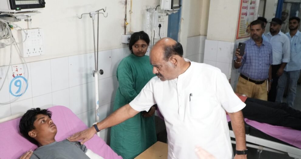 कोटा मेडिकल कॉलेज अस्पताल में बस हादसे के घायल यात्री से मिलते लोकसभा अध्यक्ष ओम बिरला