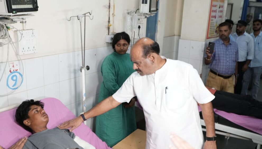 कोटा मेडिकल कॉलेज अस्पताल में बस हादसे के घायल यात्री से मिलते लोकसभा अध्यक्ष ओम बिरला