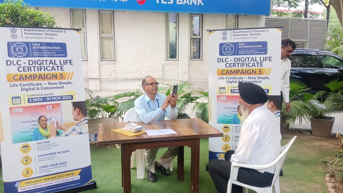 दिल्ली में DLC अभियान-5 के जागरूकता कैंप में मोबाइल से फेस ऑथेंटिकेशन का तरीका दिखाते हुए