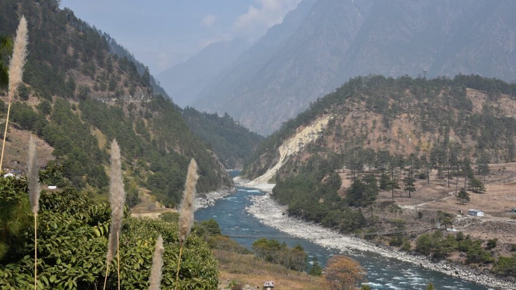अरुणाचल प्रदेश के अंजॉ जिले में किबिथू के पास पहाड़ों के बीच बहती लोहित नदी