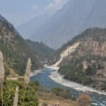 अरुणाचल प्रदेश के अंजॉ जिले में किबिथू के पास पहाड़ों के बीच बहती लोहित नदी