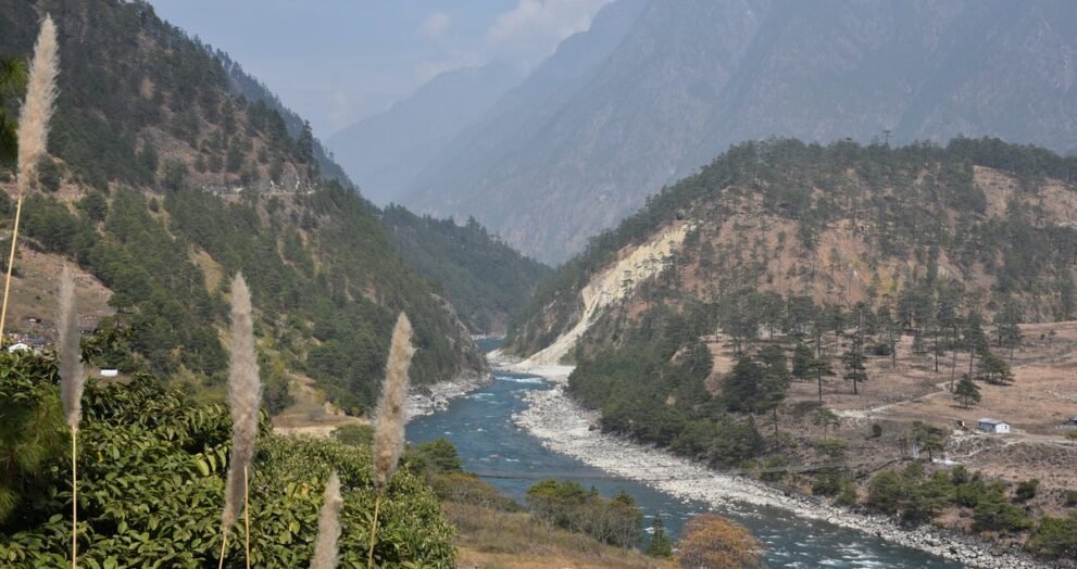 अरुणाचल प्रदेश के अंजॉ जिले में किबिथू के पास पहाड़ों के बीच बहती लोहित नदी
