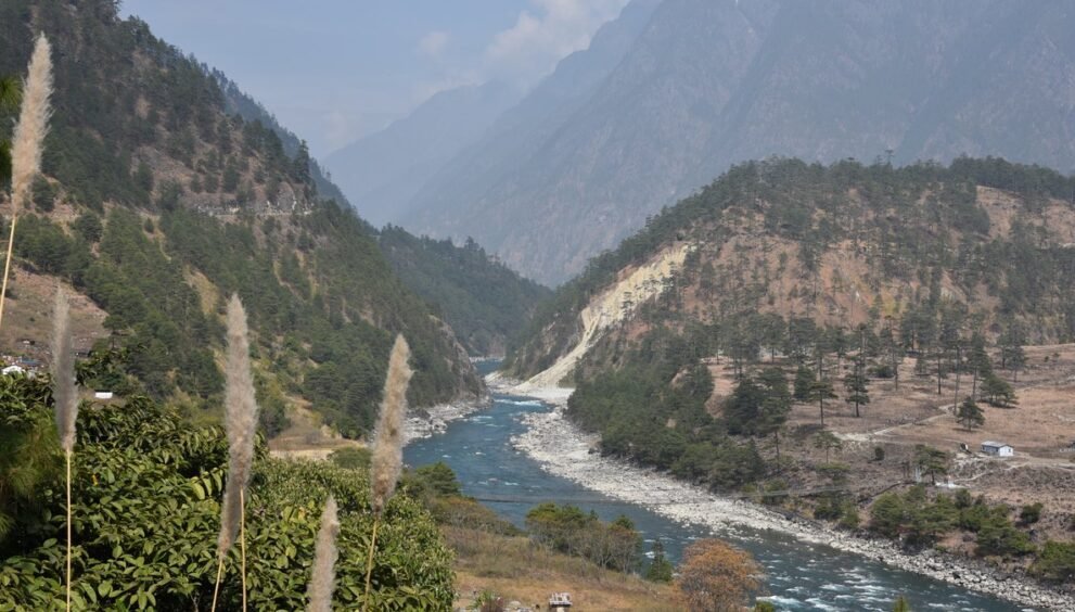 अरुणाचल प्रदेश के अंजॉ जिले में किबिथू के पास पहाड़ों के बीच बहती लोहित नदी
