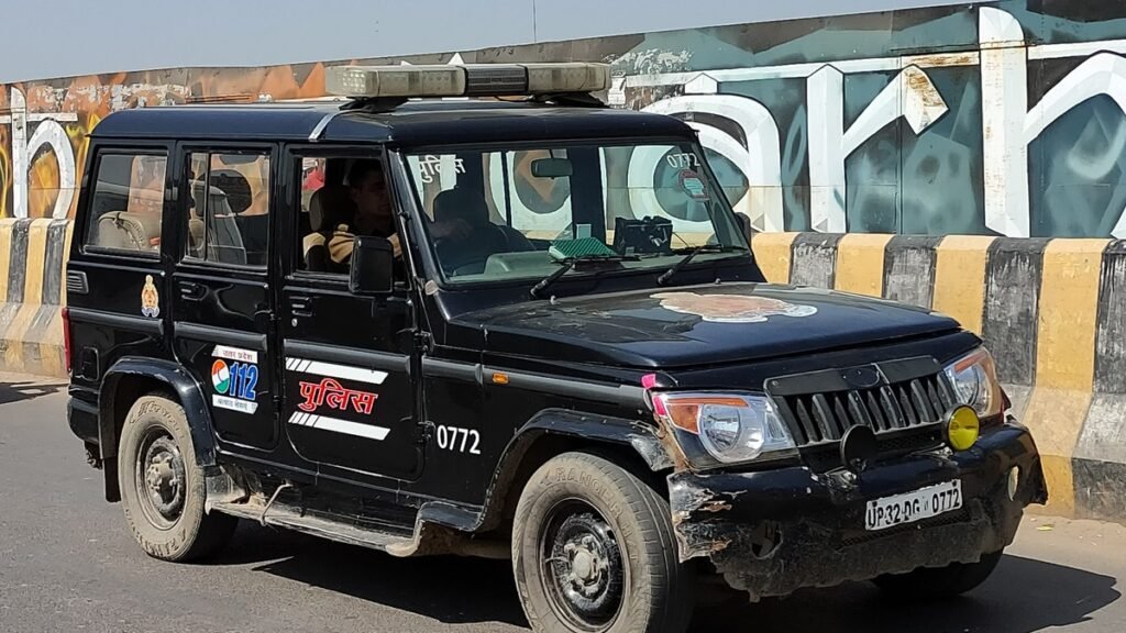 Lucknow Triple Murder: लखनऊ में UP 112 पुलिस की गाड़ी