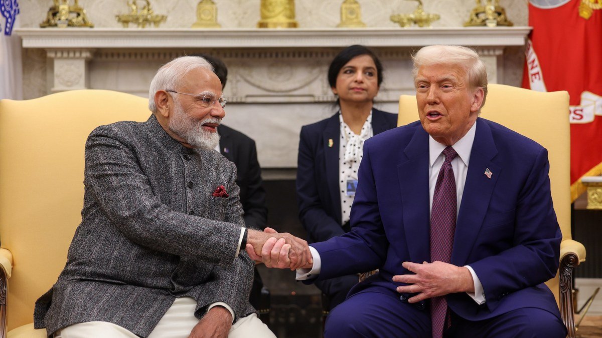 व्हाइट हाउस में अमेरिकी राष्ट्रपति डोनाल्ड ट्रंप से हाथ मिलाते प्रधानमंत्री नरेंद्र मोदी