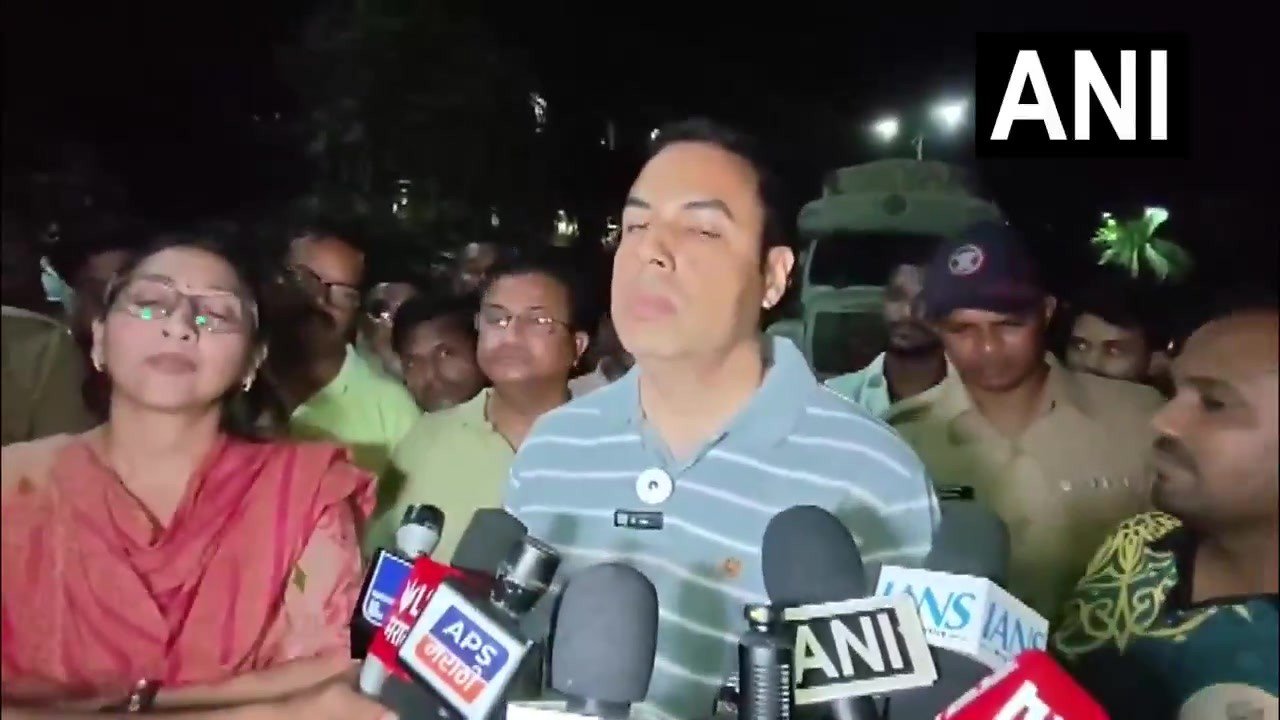 नालासोपारा आग पर मीडिया को जानकारी देते वसई-विरार आयुक्त पृथ्वीराज बी.पी.