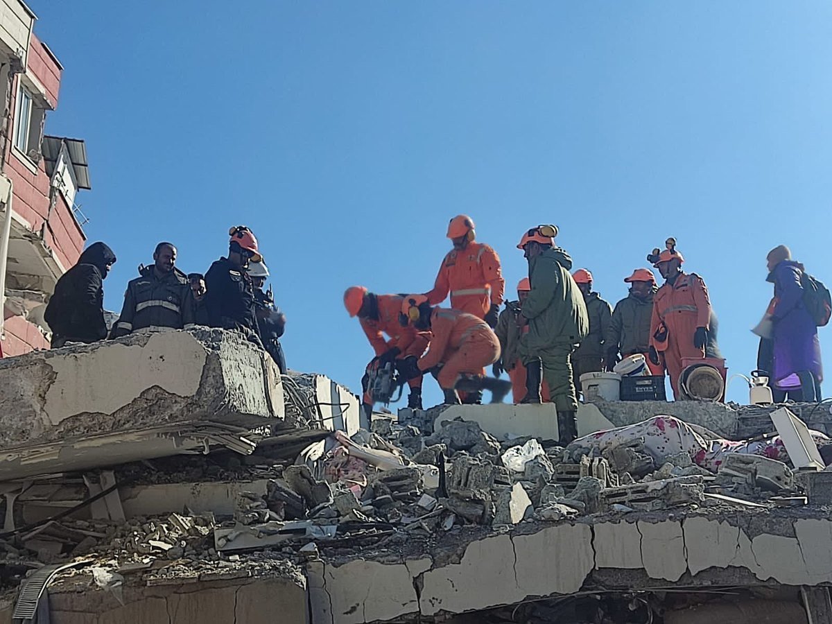 कंक्रीट के मलबे में रास्ता बनाते NDRF के जवान, प्रतीकात्मक तस्वीर