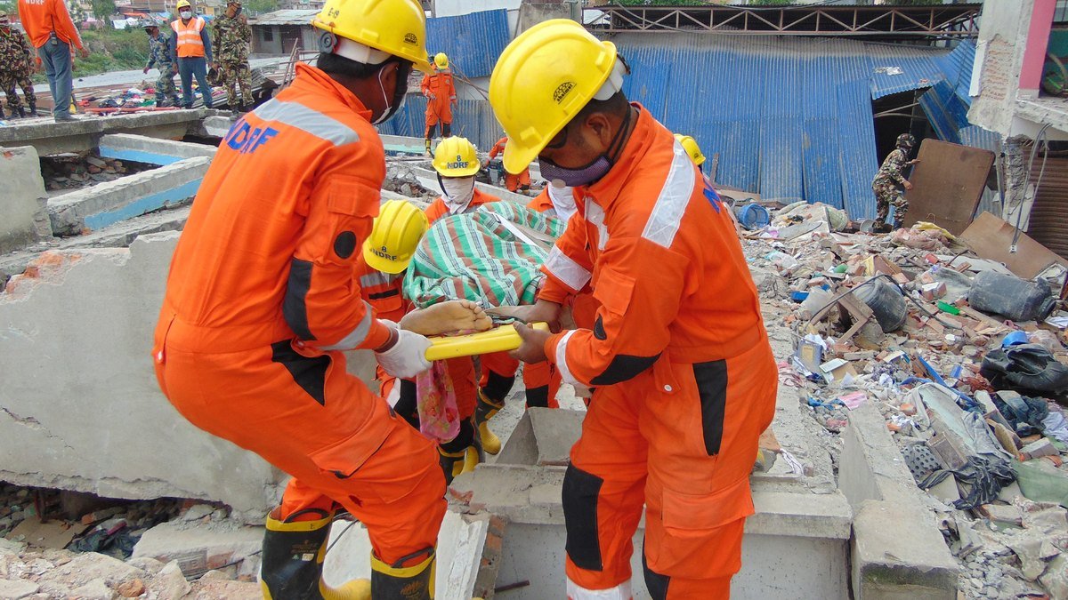 मलबे में तलाशी अभियान चलाते NDRF के जवान, प्रतीकात्मक तस्वीर