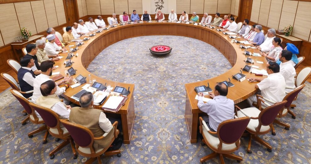 केंद्रीय कैबिनेट की बैठक में प्रधानमंत्री नरेंद्र मोदी और मंत्री