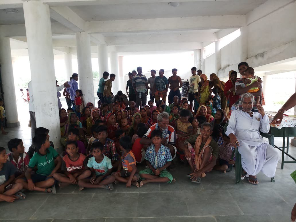 ओडिशा के भद्रक जिले में बासुदेवपुर के चक्रवात आश्रय स्थल में पहुंचे लोग