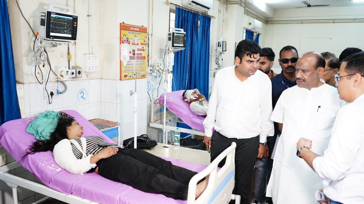 कोटा के अस्पताल में भर्ती बस हादसे की घायल यात्री से मिलते लोकसभा अध्यक्ष ओम बिरला