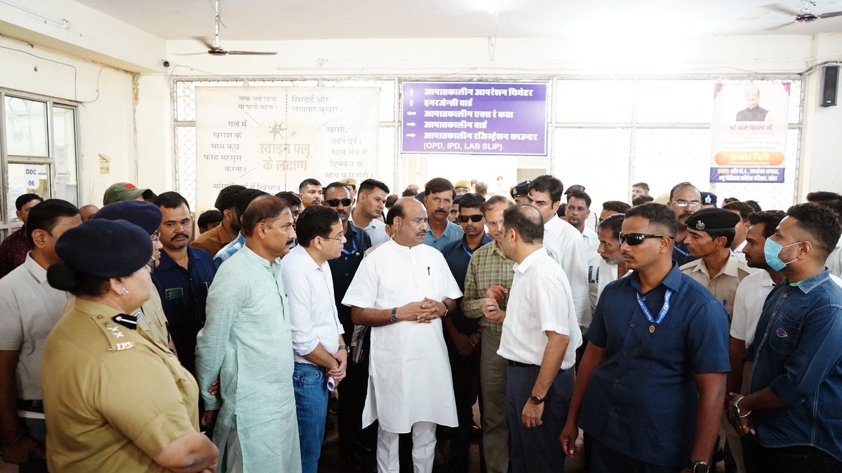 कोटा मेडिकल कॉलेज अस्पताल में अधिकारियों के साथ घायलों का हाल जानने पहुंचे लोकसभा अध्यक्ष ओम बिरला