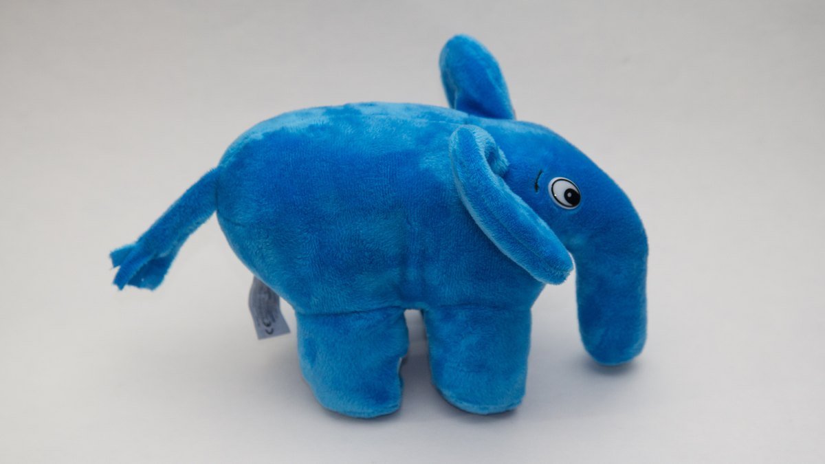 PHP प्रोग्रामिंग भाषा का प्रतीक नीले रंग का खिलौना हाथी elePHPant