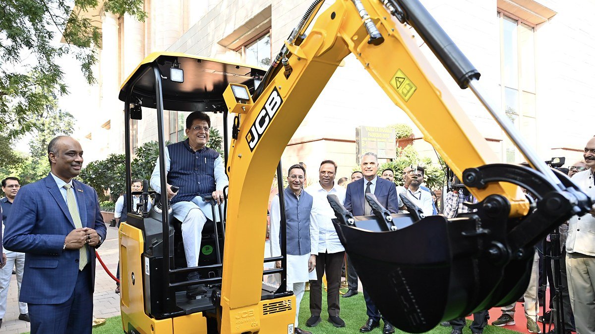 न्यूजीलैंड भेजी जा रही पुणे में बनी JCB मशीन के केबिन में बैठे केंद्रीय वाणिज्य मंत्री पीयूष गोयल