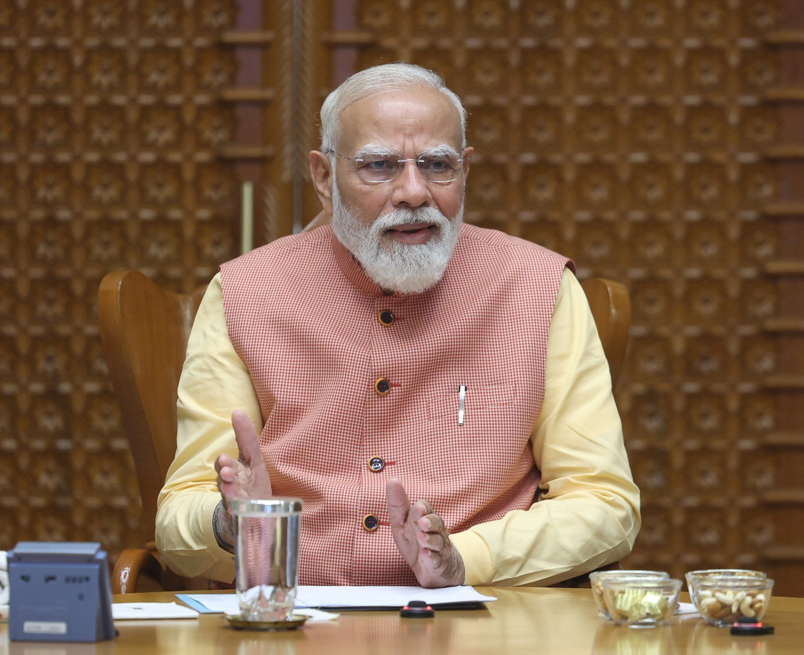 प्रधानमंत्री नरेंद्र मोदी कैबिनेट बैठक की अध्यक्षता करते हुए