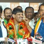 भाजपा का पटका पहने कर्नाटक विधानसभा में विपक्ष के नेता आर. अशोक माइक के सामने