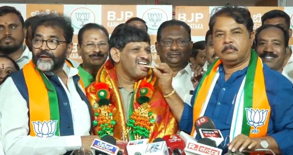 भाजपा का पटका पहने कर्नाटक विधानसभा में विपक्ष के नेता आर. अशोक माइक के सामने