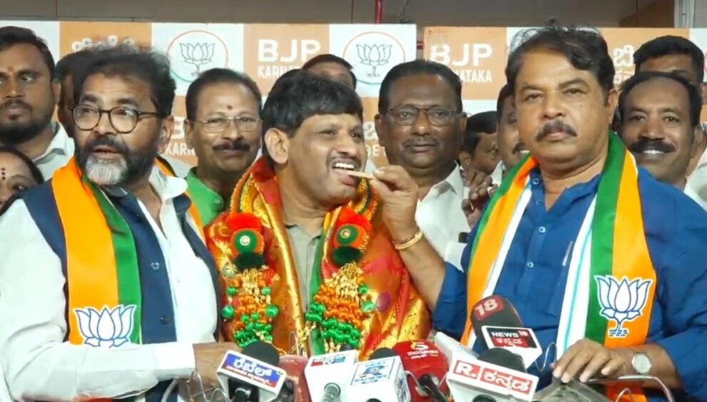 भाजपा का पटका पहने कर्नाटक विधानसभा में विपक्ष के नेता आर. अशोक माइक के सामने