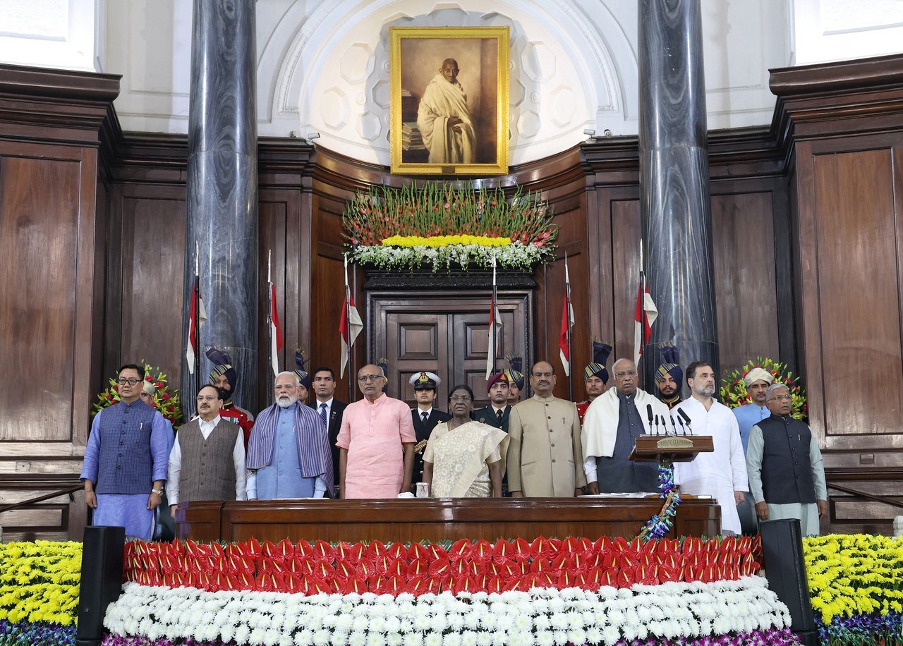 नई दिल्ली के संविधान सदन में संविधान दिवस समारोह में राष्ट्रपति, प्रधानमंत्री और अन्य नेताओं के साथ खड़े राहुल गांधी