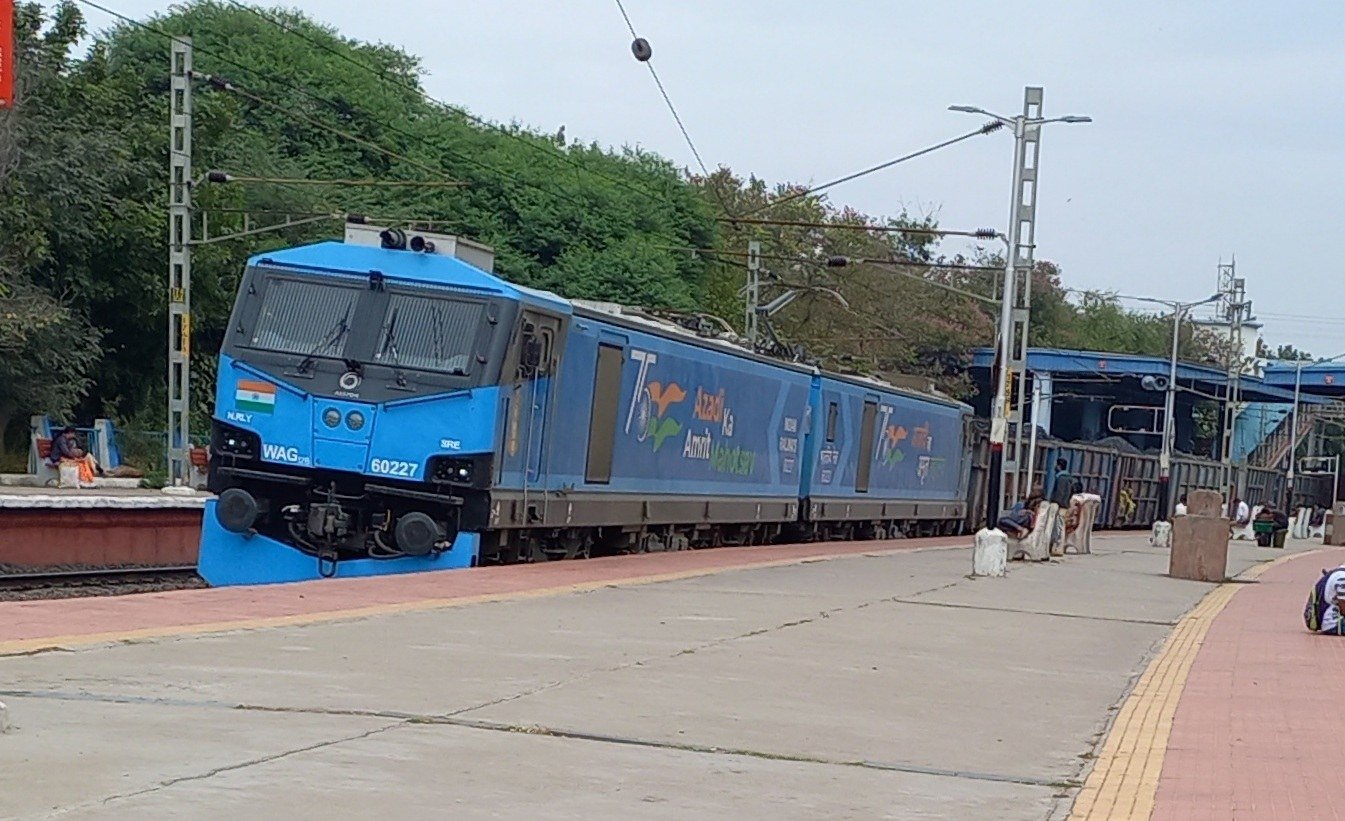 भारतीय रेल का मालगाड़ी इंजन फ्रेट ट्रेन खींचता हुआ