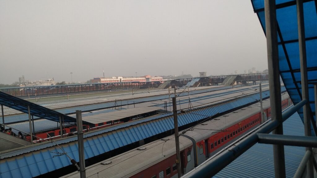 नई दिल्ली रेलवे स्टेशन पर प्लेटफॉर्म और ट्रेनें