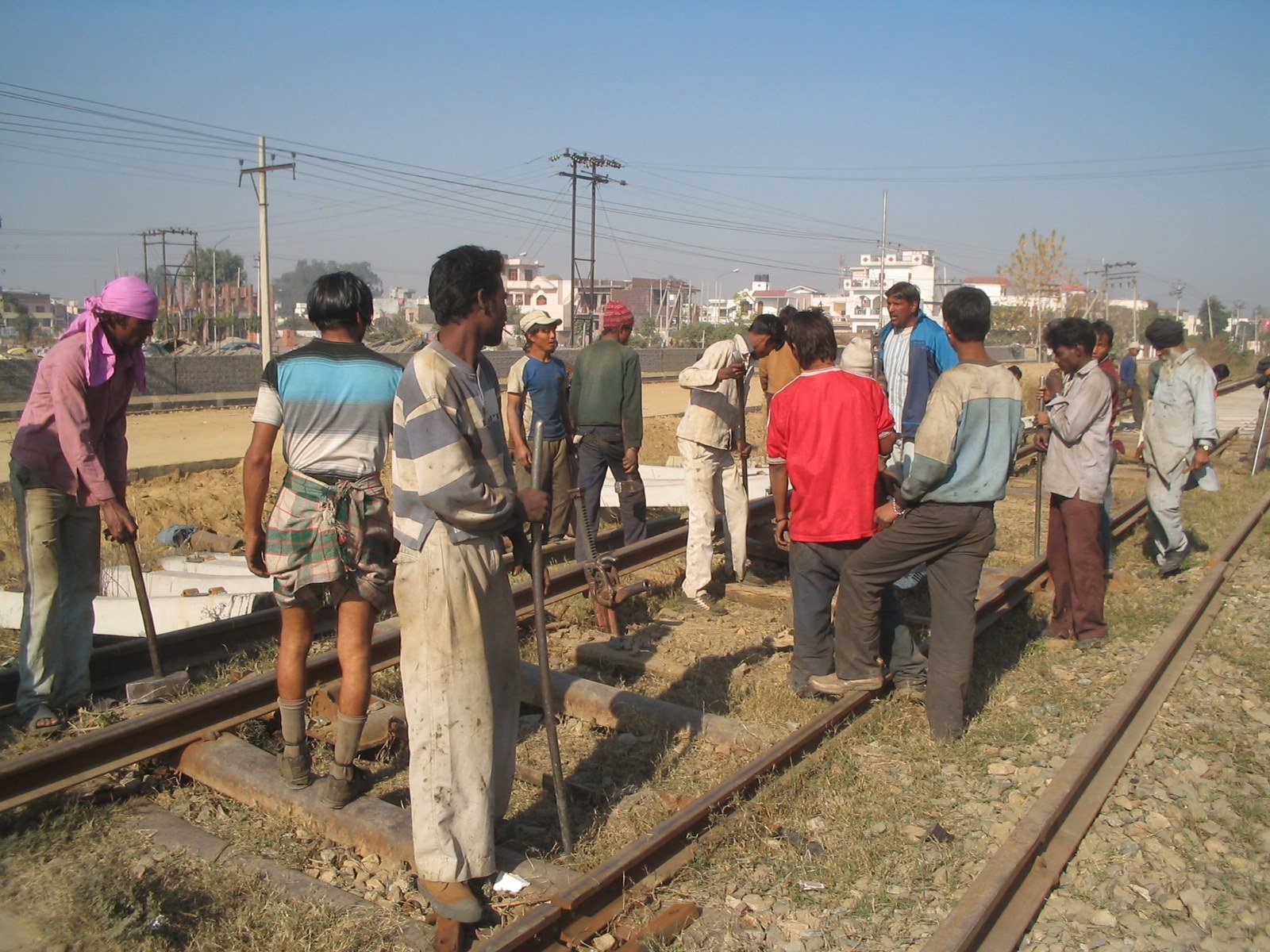 भारतीय रेल के ट्रैक रखरखाव कर्मचारी पटरियों पर काम करते हुए