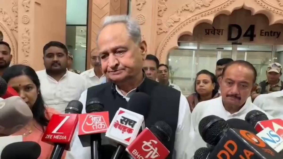 रितु बराला मामले पर मीडिया से बात करते पूर्व मुख्यमंत्री अशोक गहलोत