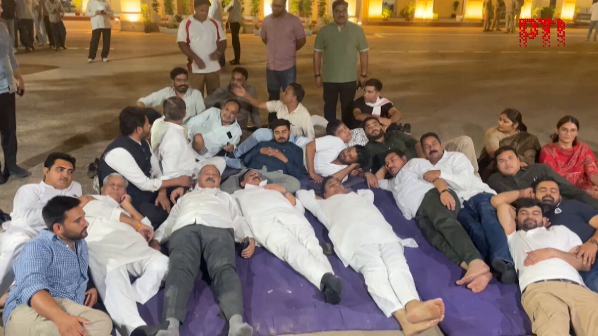 जयपुर पुलिस कमिश्नरेट परिसर में रात में गद्दों पर लेटकर धरना देते कांग्रेस नेता