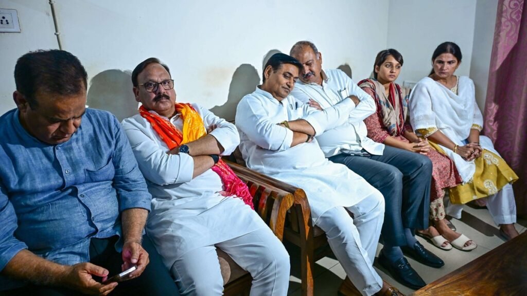 जयपुर पुलिस कमिश्नरेट में रितु बराला के साथ बैठे गोविंद सिंह डोटासरा और कांग्रेस नेता