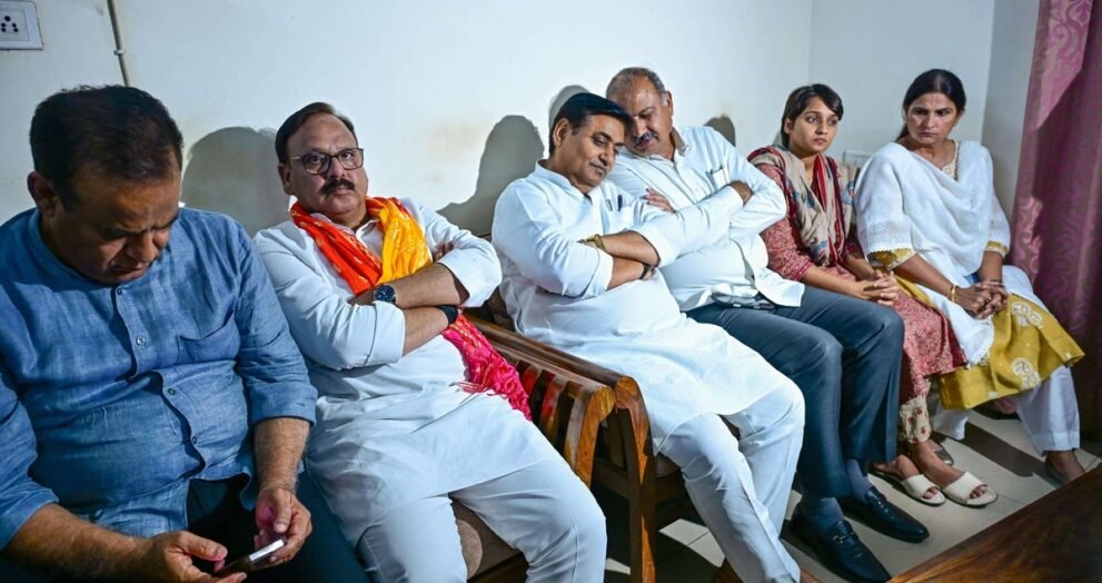 जयपुर पुलिस कमिश्नरेट में रितु बराला के साथ बैठे गोविंद सिंह डोटासरा और कांग्रेस नेता