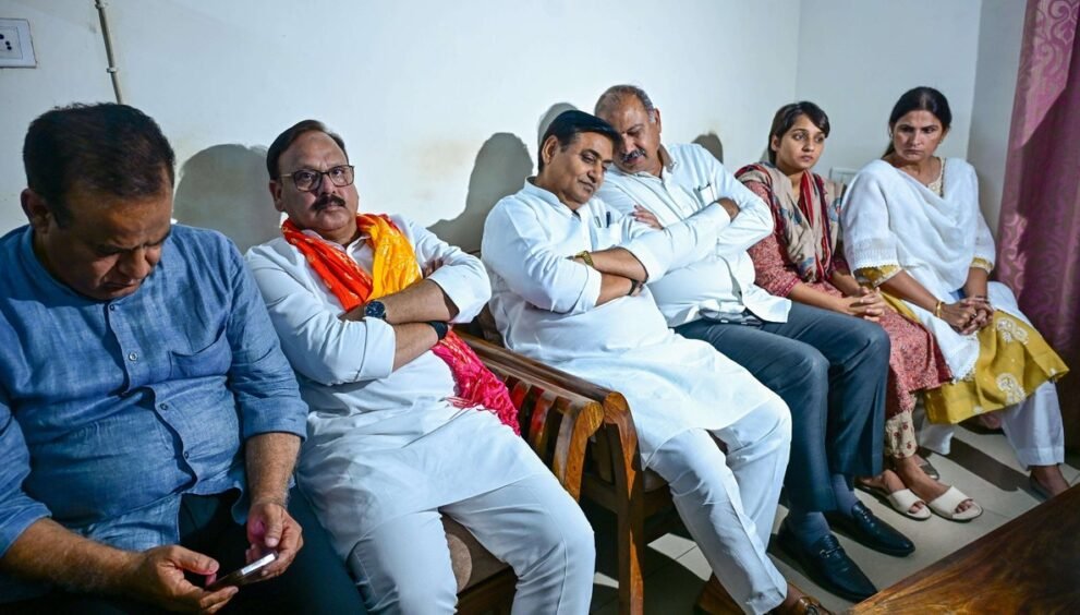 जयपुर पुलिस कमिश्नरेट में रितु बराला के साथ बैठे गोविंद सिंह डोटासरा और कांग्रेस नेता