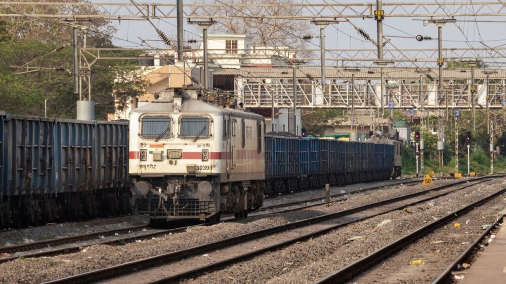 RRB ALP Admit Card 2026: एलुरु रेलवे स्टेशन पर खड़ा भारतीय रेल का WAP-7 इलेक्ट्रिक लोकोमोटिव
