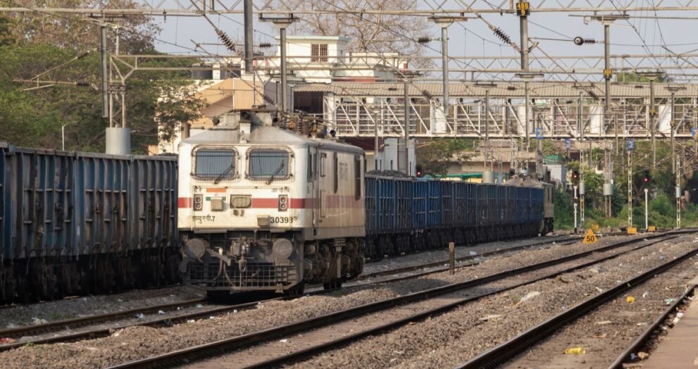 RRB ALP Admit Card 2026: एलुरु रेलवे स्टेशन पर खड़ा भारतीय रेल का WAP-7 इलेक्ट्रिक लोकोमोटिव