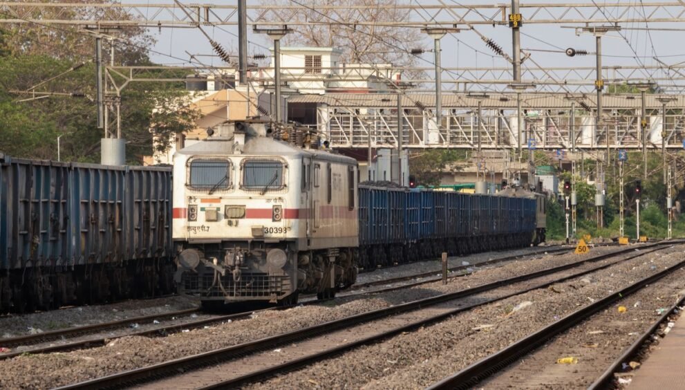 RRB ALP Admit Card 2026: एलुरु रेलवे स्टेशन पर खड़ा भारतीय रेल का WAP-7 इलेक्ट्रिक लोकोमोटिव