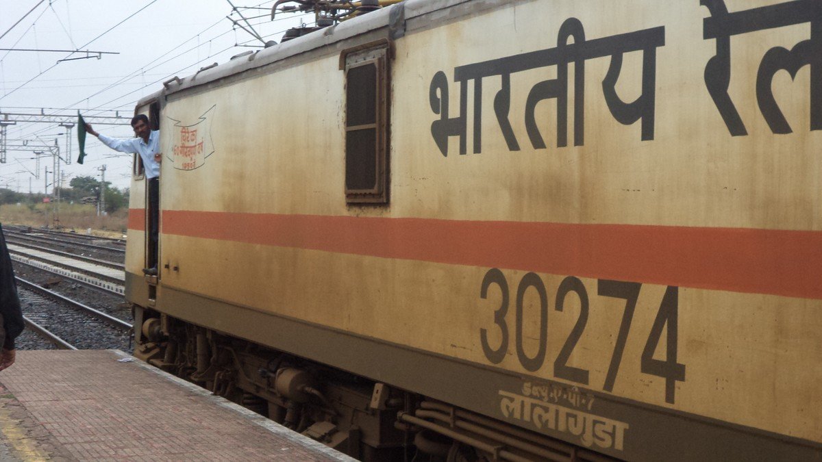 RRB ALP CBT 1: इंजन के केबिन से हरी झंडी दिखाते भारतीय रेल के लोको पायलट