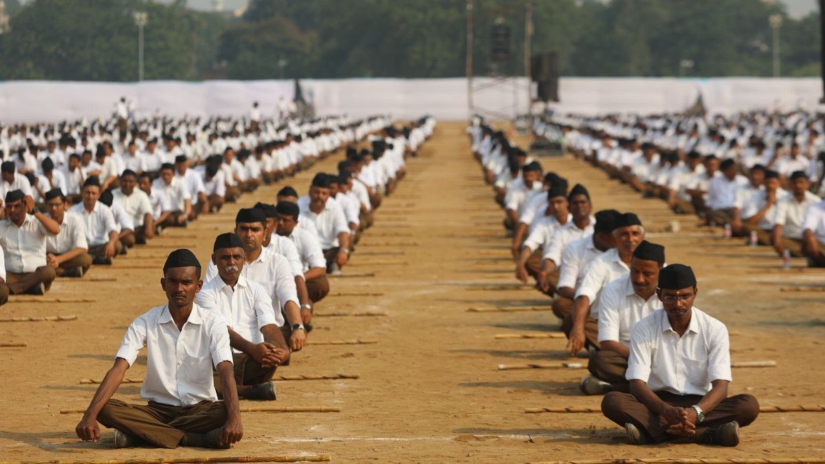 नागपुर के रेशिमबाग मैदान में विजयादशमी उत्सव में कतारों में बैठे संघ के स्वयंसेवक