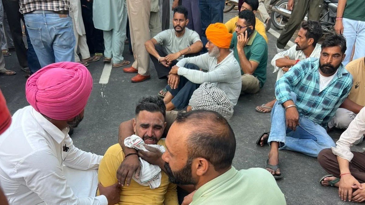 संगरूर के अलीशेर गांव के पास हादसे के बाद सड़क पर बैठे मृतकों के बिलखते परिजन