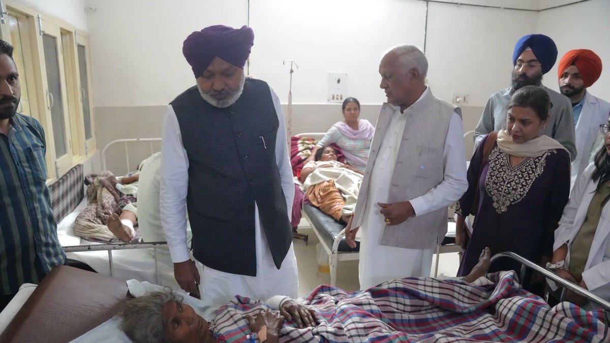 संगरूर सिविल अस्पताल में घायल मजदूरों का हाल जानते मंत्री हरपाल सिंह चीमा और बरिंदर कुमार गोयल