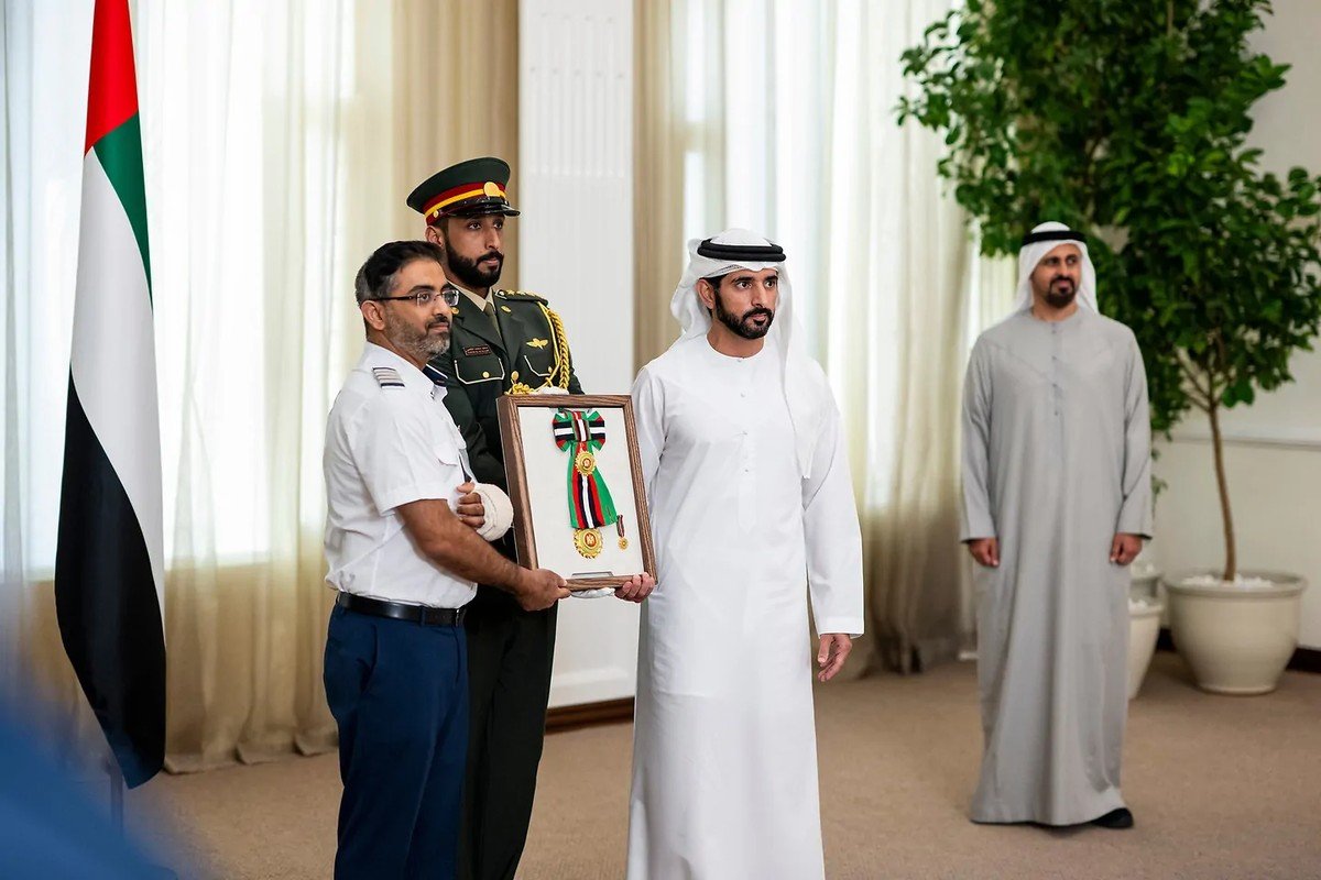 अबू धाबी में UAE के राष्ट्रपति शेख मोहम्मद बिन जायद से हाथ मिलाते flydubai फ्लाइट FZ1073 के क्रू सदस्य