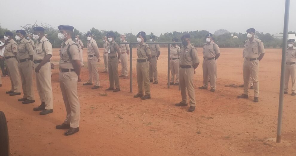 वर्दी में कतार में खड़े तमिलनाडु पुलिस के जवान, प्रतीकात्मक तस्वीर