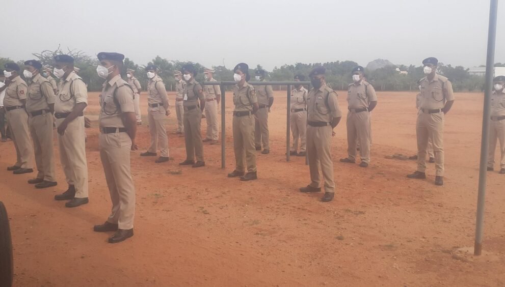 वर्दी में कतार में खड़े तमिलनाडु पुलिस के जवान, प्रतीकात्मक तस्वीर