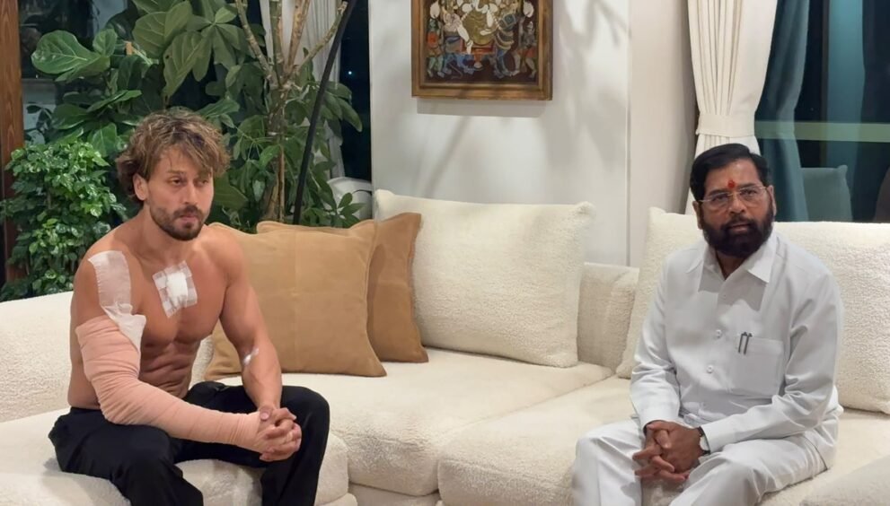 पट्टियां बंधे टाइगर श्रॉफ से उनके घर पर मिलते उपमुख्यमंत्री एकनाथ शिंदे