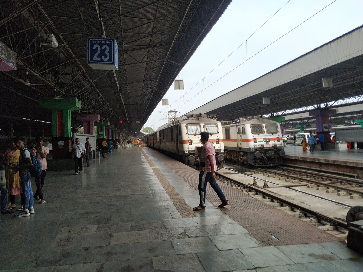 हावड़ा स्टेशन के प्लेटफॉर्म 23 पर खड़ी हावड़ा-मुंबई मेल और प्लेटफॉर्म पर यात्री