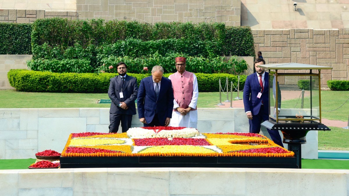 नई दिल्ली के राजघाट पर महात्मा गांधी की समाधि पर श्रद्धांजलि देते पोलैंड के प्रधानमंत्री डोनाल्ड टस्क