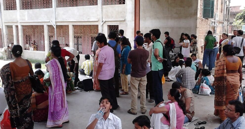 UGC NET December 2026 परीक्षा केंद्र के बाहर अभ्यर्थी