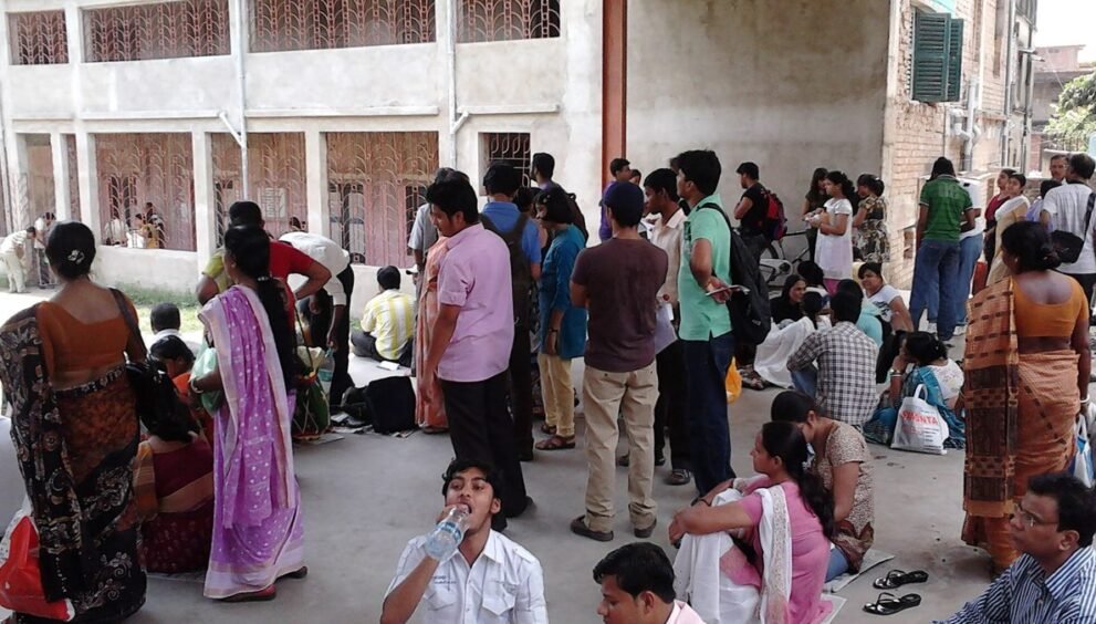 UGC NET December 2026 परीक्षा केंद्र के बाहर अभ्यर्थी