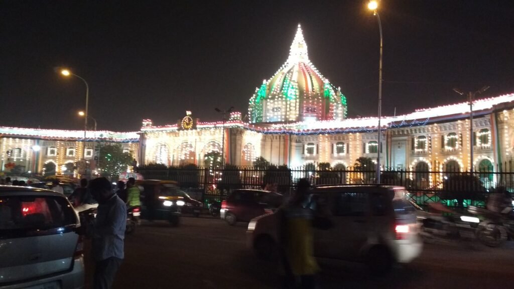 रात की रोशनी में जगमगाता लखनऊ का विधान भवन