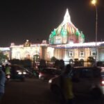 रात की रोशनी में जगमगाता लखनऊ का विधान भवन